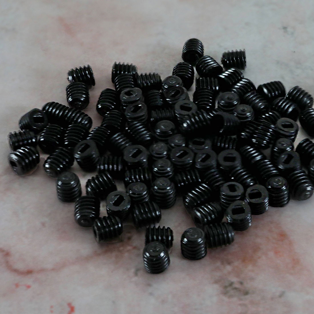 vis plastique noires diamètre 6 mm longueur 6 cm lot de 20