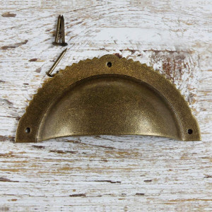 Antique brass shell-shaped furniture or drawer handle