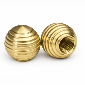 Boule en laiton nervuré...