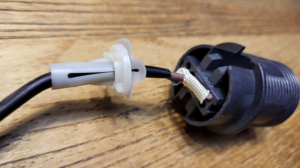 Blocage de câble électrique anti traction - rotation à l'intérieur d'une douille de lampe