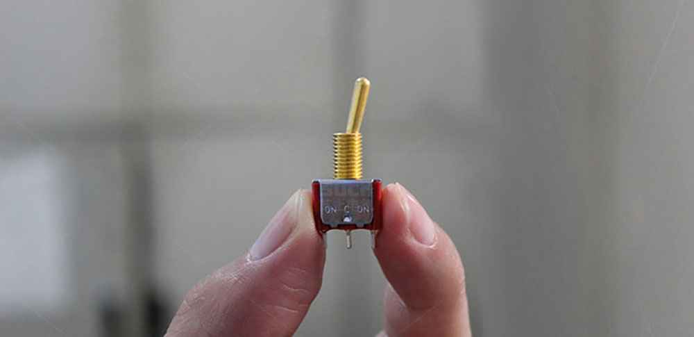 Micro interrupteur à levier ou à bascule dans la main