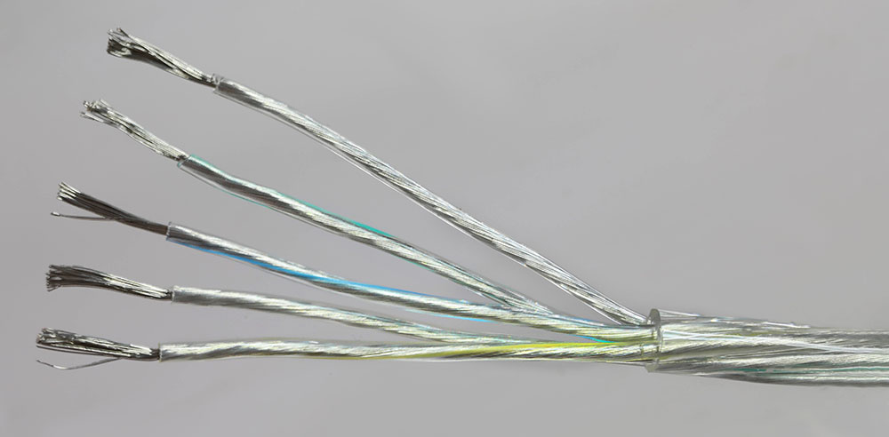 Câble électrique avec cinq conducteurs 5x0.75mm² sur gaine transparente PVC et cable isolé téflon