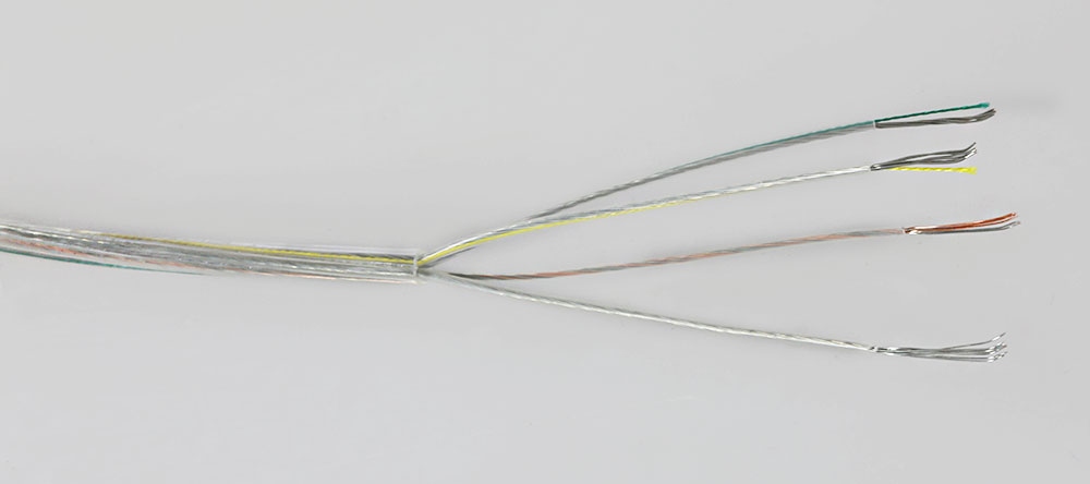 Câble électrique avec quatre conducteurs 4x0.3mm² sur gaine transparente PVC et câble isolé téflon