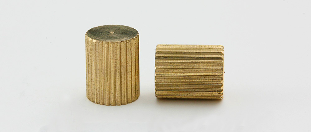 Écrou borgne cylindrique en laiton décoratif moleté taraudé M4
